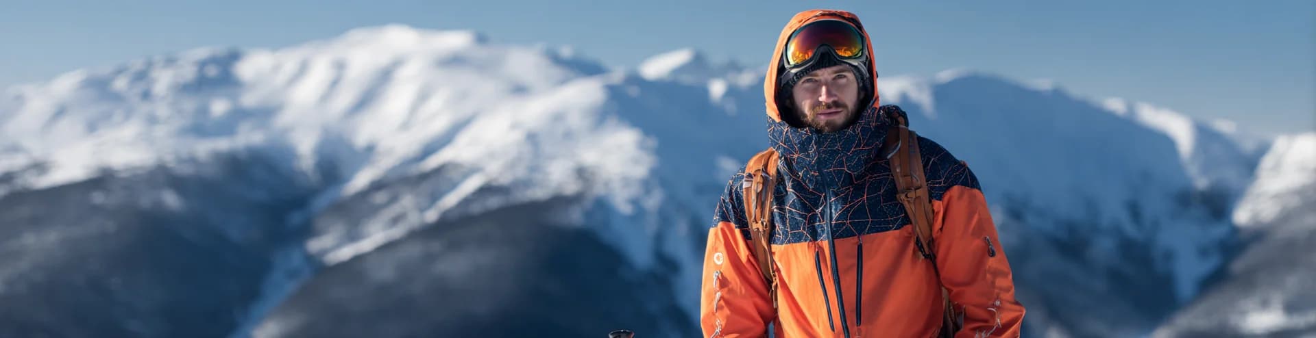 Trabajador con chaqueta de alta visibilidad en un entorno de montaña